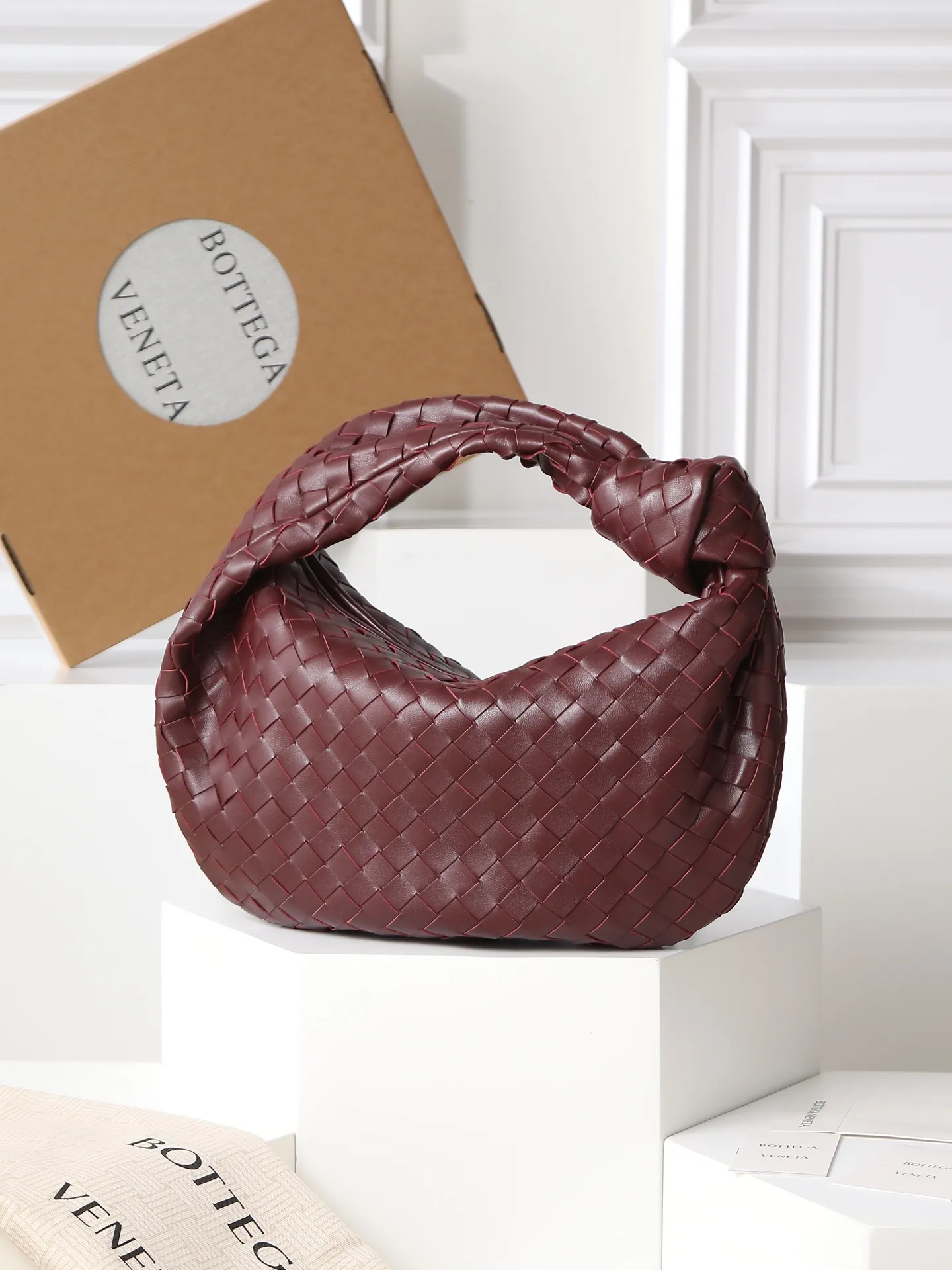 1100. 🌟𝐁𝐨𝐭𝐭𝐞𝐠𝐚 𝐕𝐞𝐧𝐞𝐭𝐚 ——— jodie (medium size) The medium size is very attractive in real life. It is firm and sturdy in the hand. The first impression is that it is particularly durable👍 You can see the well-designed knot on the handle. When carrying it on the shoulder, pay attention to the knot being placed directly under the hand. In this way, it can not only fix the position of the handbag, but also prevent the handbag from slipping due to long walks. It can easily accommodate a variety of cosmetics. In one word, it is "very easy to hold". Style number: 690225 Size: 36✖️21✖️13